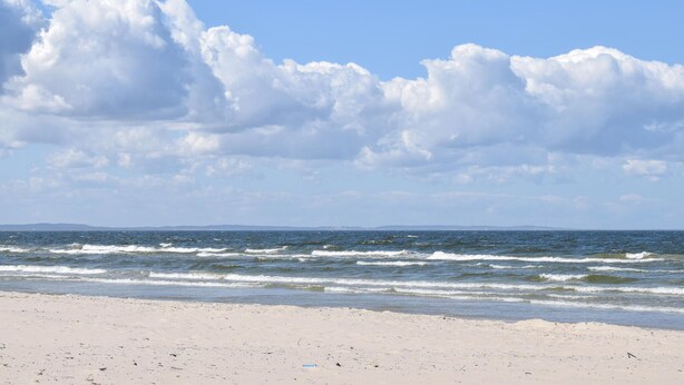 A beach with waves and a clear sky. - Nice apartment in Koszalin with WiFi (Koszalin)