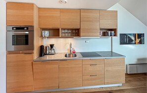 Kühlschrank, Geschirrspüler, Wasserkocher mit Kaffee-/Teezubehör