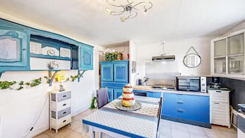 Refrigerador, horno, parrilla de estufa y cafetera y tetera