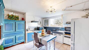 Refrigerador, horno, parrilla de estufa y cafetera y tetera