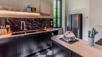 Een koelkast, een oven, een vaatwasser, een koffiezetapparaat/waterkoker