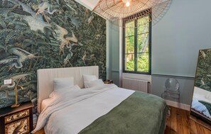 3 habitaciones, tabla de planchar con plancha y cuna de viaje 