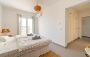 Travel cot, free WiFi