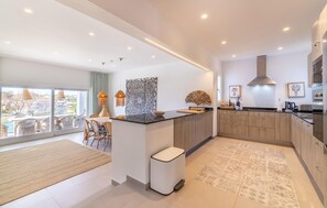 Een koelkast, een oven, een kookplaat, een vaatwasser