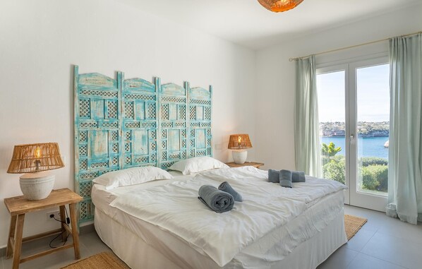 Travel cot, free WiFi