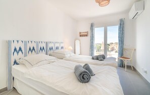 Travel crib, free WiFi - Amazing home in Cala Santanyi (Cala Santanyi)