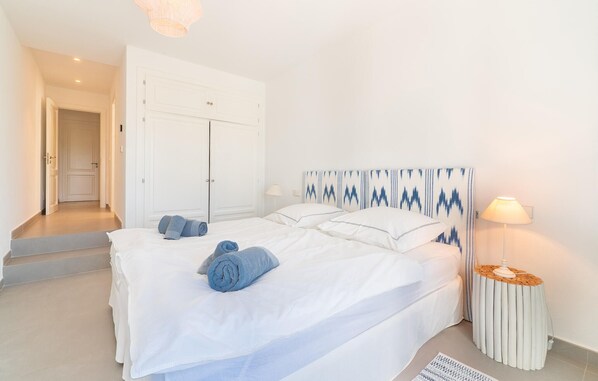 Travel crib, free WiFi