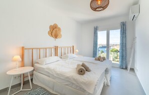 Travel cot, free WiFi