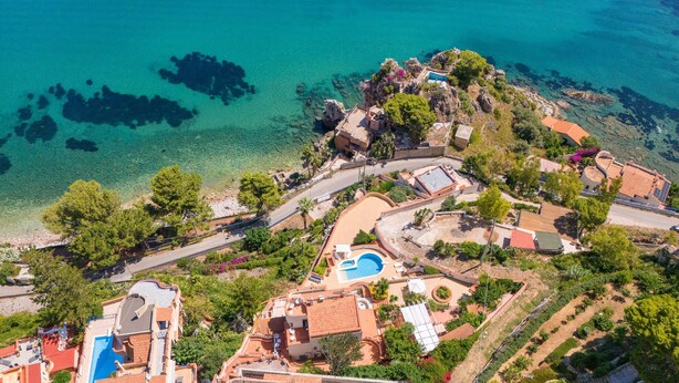 An aerial view of a coastal property with a swimming pool, terraced gardens, and clear blue waters. - Stunning home in Altavilla Milicia (Altavilla Milicia)