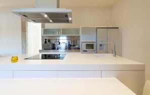 Jääkaappi, uuni, liesi, astianpesukone