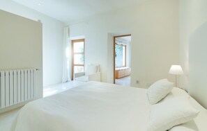 Travel cot, free WiFi