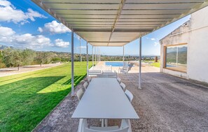 Outdoor dining - Awesome home in Selva (Selva)