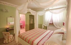 4 slaapkamers, een strijkplank/strijkijzer, reisbedje, gratis wifi