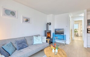 TV, fireplace - Beach front home in Tossens with sauna (Tossens)