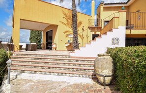 المنطقة المحيطة بالمنشأة