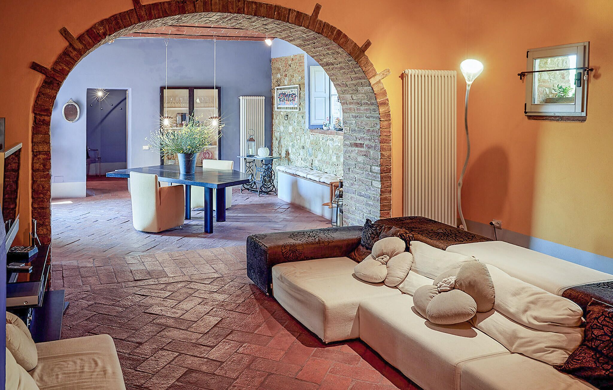 Smart TV, caminetto, lettore DVD, impianto stereo