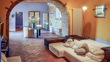 Smart TV, caminetto, lettore DVD, impianto stereo