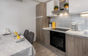 Réfrigérateur, four, plaque de cuisson, lave-vaisselle