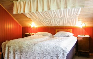 3 dormitoris, planxa i posts de planxar i un bressol de viatge 