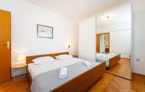 2 bedrooms, iron/ironing board, free WiFi