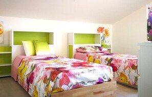 3 habitaciones, tabla de planchar con plancha y cuna de viaje 
