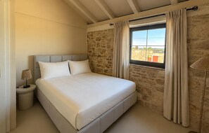 4 bedrooms, travel crib, WiFi (free)