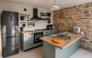 Coffee/tea maker, fridge, oven, stovetop
