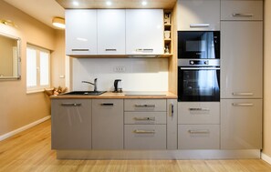 Fridge, oven, dishwasher, coffee/tea maker