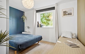 2 bedrooms, travel crib, free WiFi