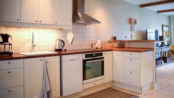 Fridge, oven, stovetop, dishwasher