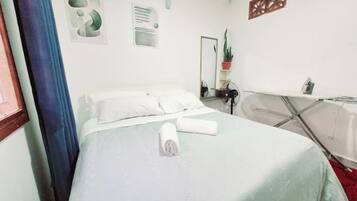 1 habitación, tabla de planchar con plancha, wifi y ropa de cama