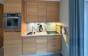 Kylskåp, diskmaskin och kaffe- och tebryggare