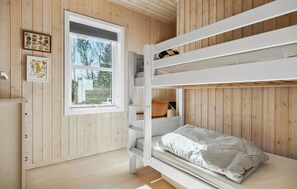 4 bedrooms, iron/ironing board, free WiFi - Nice home in Højby with house sea view (Højby)