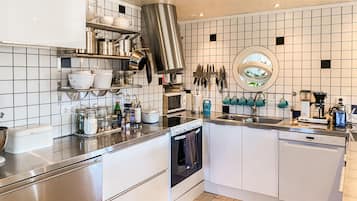 Refrigerador, parrilla de estufa, lavavajillas y cafetera y tetera