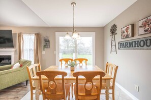 Dining - Main Street Cottage For 6 (Monroe)