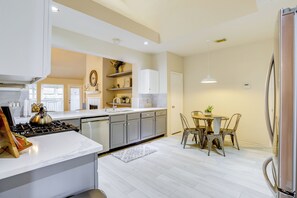 Interior - Private Yard + Gazebo: Quiet Houston Home (Houston)