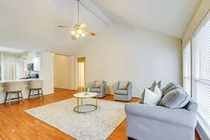 Interior - Private Yard + Gazebo: Quiet Houston Home (Houston)