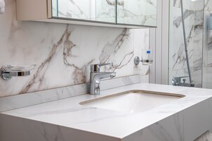 Estudio Premium, 1 cama doble, Aire acondicionado, vistas al mar | Baño | Ducha, artículos de higiene personal gratuitos, toallas y jabón