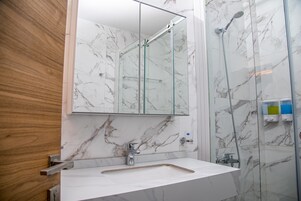 Estudio Premium, 1 cama doble, Aire acondicionado, vistas al mar | Baño | Ducha, artículos de higiene personal gratuitos, toallas y jabón