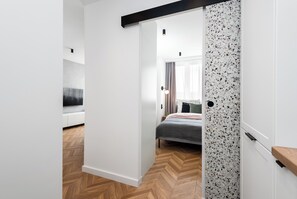 Comfort Apartment, City View | Living area | 50-inch Smart TV with cable channels, Netflix, streaming services - Szafir - by Kairos Apartments (Gliwice)