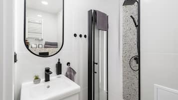 Comfort Apartment, City View | Bathroom | Shower, rainfall showerhead, free toiletries, hair dryer