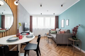 舒適公寓, 城市景觀 | 起居區 | 50-吋智慧型電視、有線頻道、Netflix、串流服務