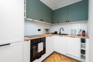 Refrigerador con freezer, microondas, horno, placa de cocina