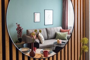 Comfort Apartment, City View | Living area | 50-inch Smart TV with cable channels, Netflix, streaming services - Szafir - by Kairos Apartments (Gliwice)