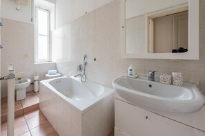 Apartamento, 2 habitaciones | Baño