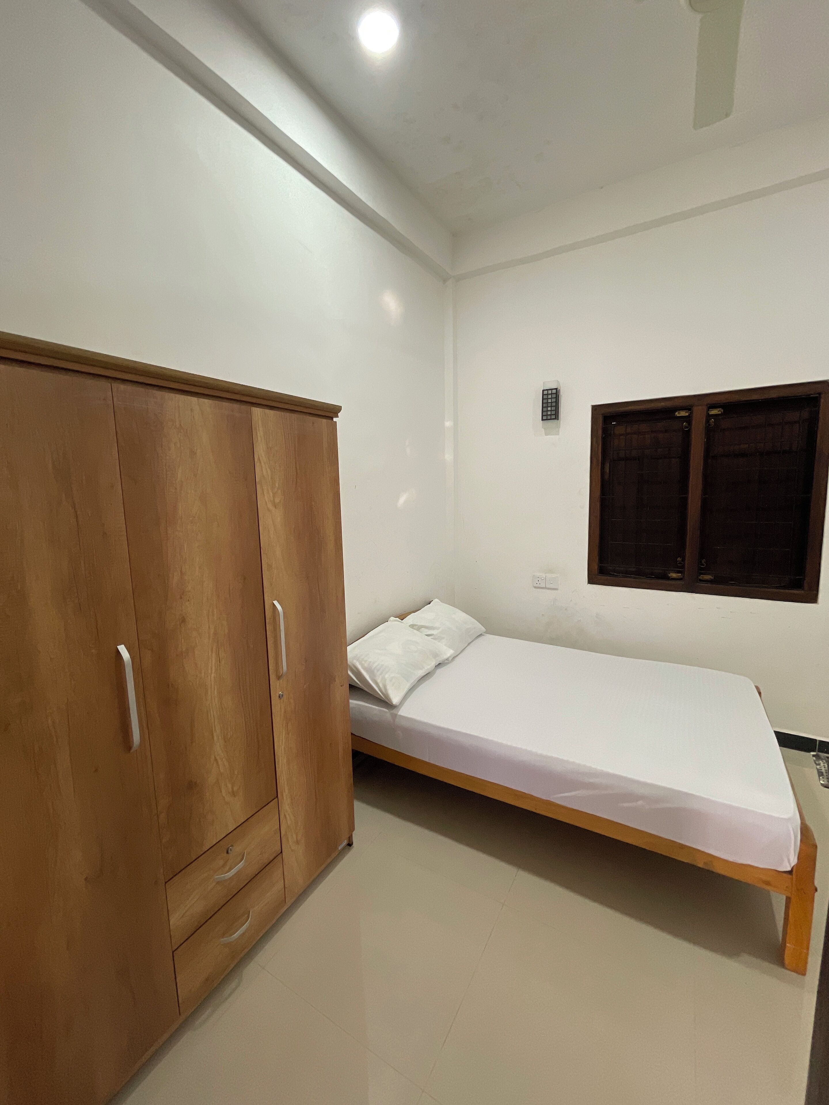 3 chambres, bureau, fer et planche à repasser, accès au Wi-Fi (inclus)
