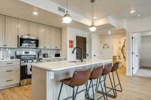 Apartment (2 Bedrooms) | Interior - 25 Mi to Zion: Rock 'n' Roll Condo w/ Mtn View! (Hurricane)