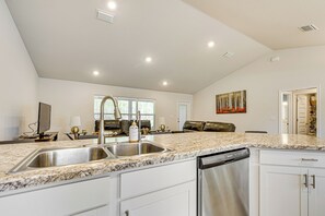 House (3 Bedrooms) | Interior