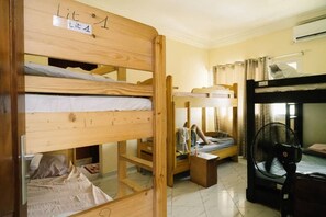 Blackout curtains, iron/ironing board, free WiFi - Hostel Abidjan (Abidjan)