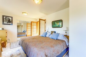 Apartment (3 Bedrooms) | Interior - Hot Tub & Decks: Central Hood River Townhome! (Hood River)